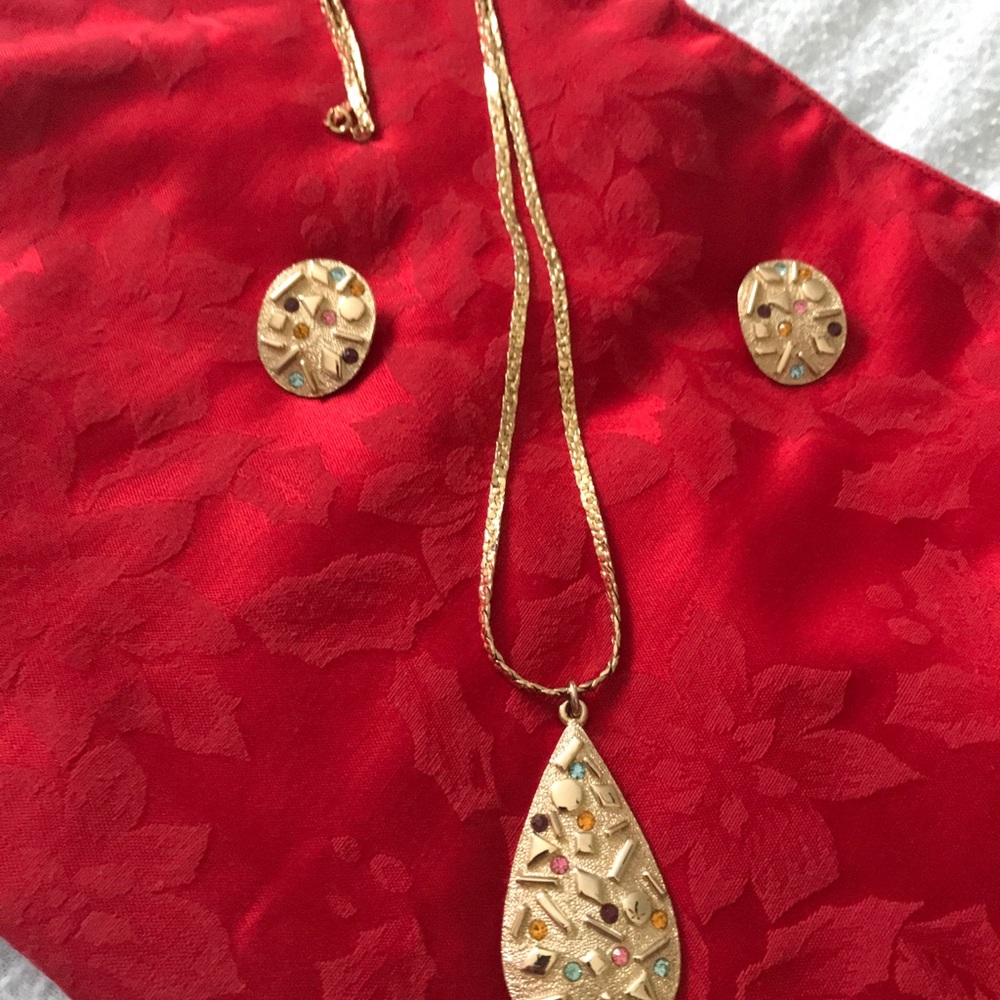 SOLD!!!!!Very pretty Necklace & clip on Earrings! - Picture 2 of 2